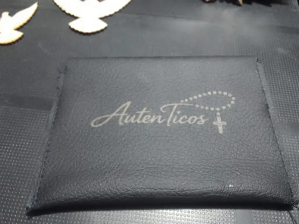 Bolsito de vinil con logo grabado con láser