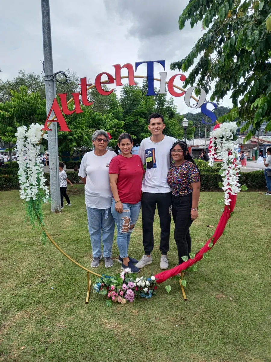 La familia de AuténTicos frente al letrero de la marca en el parque