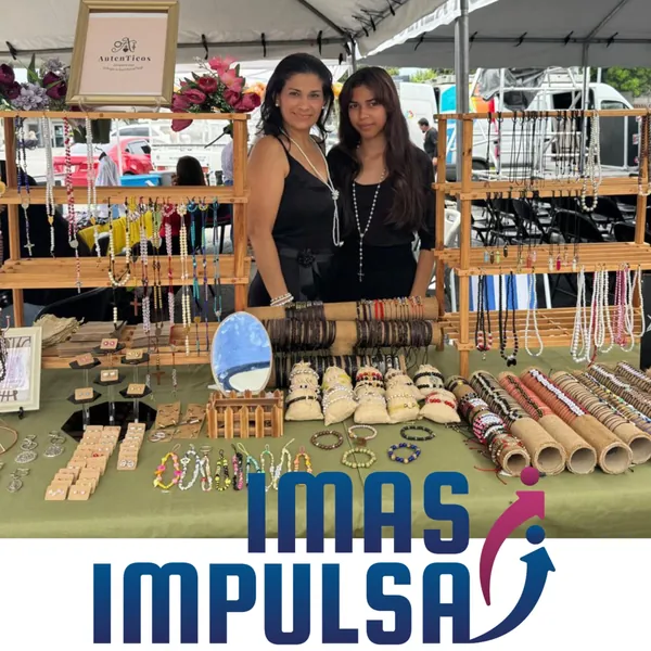 Dos integrantes de AuténTicos en su puesto de feria, con el logo de IMAS Impulsa