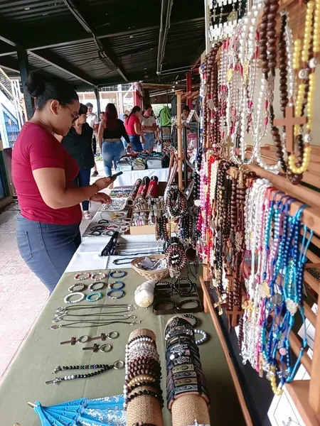 Puesto de AuténTicos en una feria con rosarios y pulseras