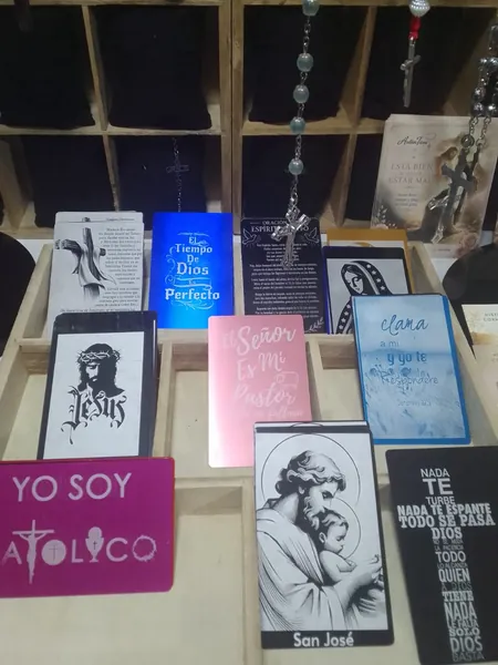 Tarjetas de aluminio grabadas con láser con oraciones y santos
